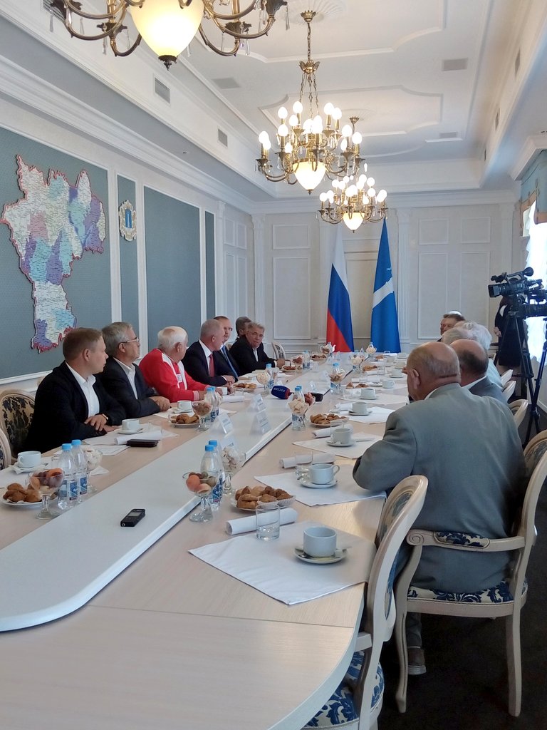На встрече с ветеранами стройкомплекса Губернатор вручил благодарственные письма почётному строителю Александру Генералову и Евгению Хлопину