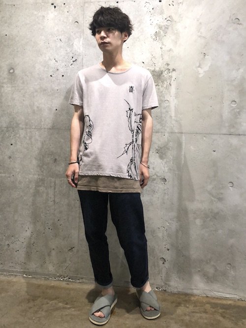 ouret_shop's tweet photo. [OURET × TAKAO SUZUKI] 
コラボTシャツ、予約受付中！
OURETオフィシャルブログにて、
コラボTを使ったスタリングをご紹介致しております。
是非ご参考くださいませ！
狐Tシャツ↓↓↓
https://t.co/z7g4I86uUW
スカラベTシャツ↓↓↓
https://t.co/MJmfkAo0cv
#OURET #ユニゾン #usg https://t.co/c0YONBkn5Q