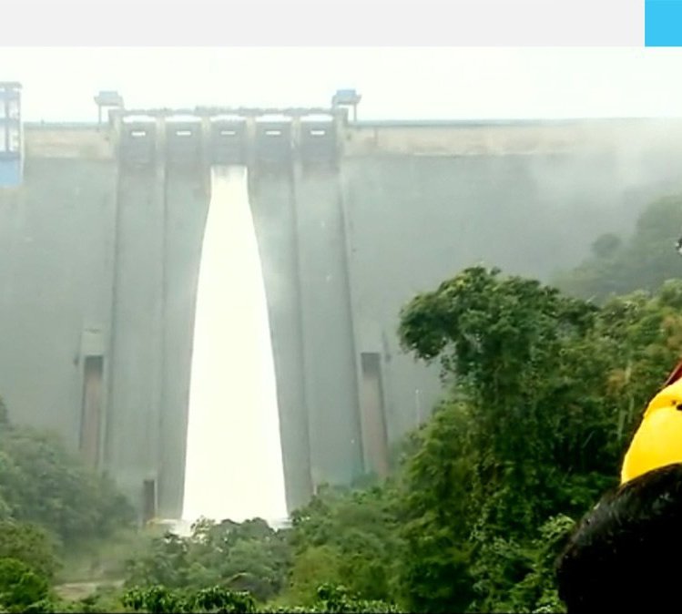 rajeshkumarc1's tweet image. Kerala is facg an unprecedentd heavy rains.
All 44 rivers r flowg over the banks,
For d first time 22 dams shutters opend together.
All low lying areas are inundated &amp;amp; normal life of thousands has been affected.
More than 50 ppl died.
Only thing to say is #StaySafe
#KeralaFloods