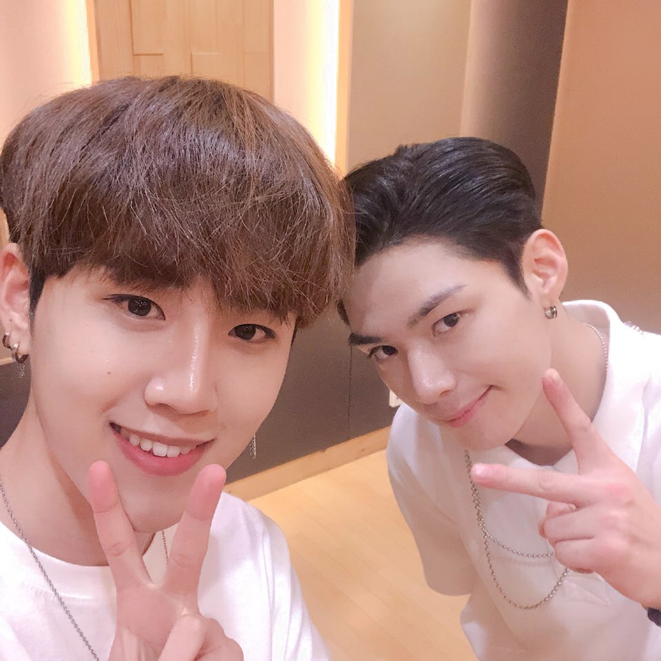 [#영훈] 로즈들~ 너무 오랜만이죠? 요즘 부지런히 바쁜 나날들 보내고 있는 영훈입니다😁✌🏻 이 사진은 언제일까요~~?

#SEVENOCLOCK #7OC #ROSe #YOUNGHOON #selca #daily #세븐어클락 #영훈 #에이데이 #한겸 #셀카 #훈훈한_투샷🧡❤️