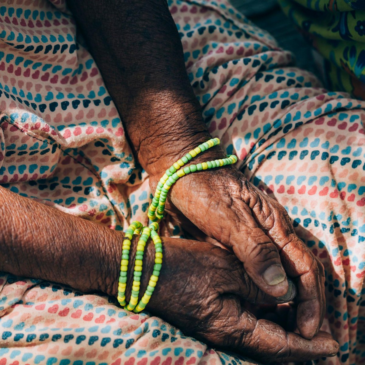 WFP's tweet image. It's #IndigenousPeoplesDay! Even though they make up less than 5% of the world's population, indigenous people account for 15% of the poorest. In La Guajira #Colombia, WFP is helping indigenous communities cope with the effects of drought and desertification.