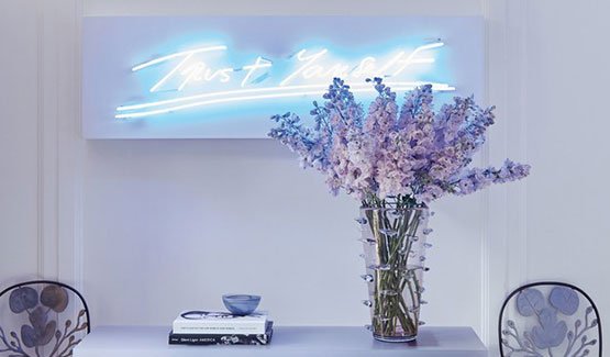 Tracey Emin’s neon 'Trust Yourself’ welcomes guests in the foyer at <a href="/NeilDiamond/">Neil Diamond</a>’s Manhattan Townhouse > bit.ly/2nnkfK8
.  .  .
#iSpy #TraceyEmin #LightArt #ArtCollection #NeilDiamond #InteriorDesign