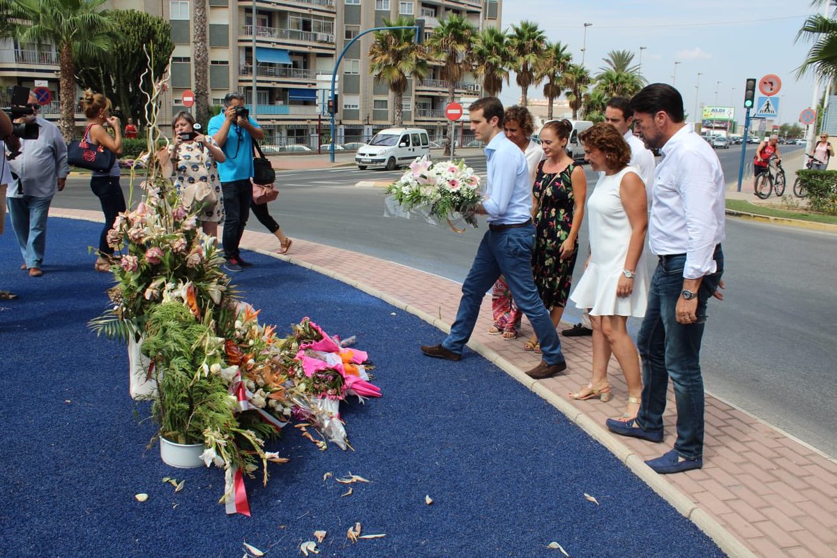 NNGG_CV's tweet photo. Acompañando a nuestro Presidente @pablocasado_ en la ofrenda floral de Santa Pola donde hemos homenajeado a Sílvia, la niña asesinada por ETA hace 16 años. https://t.co/Ke1NNeKbaD