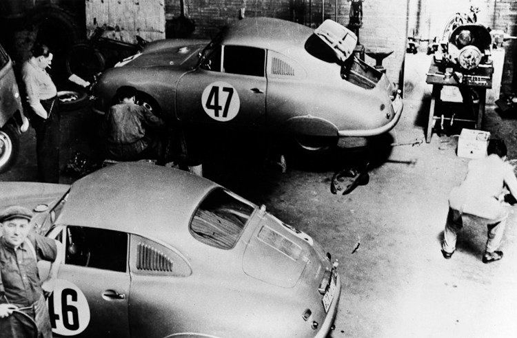 Porsche_BCN's tweet photo. Tres de los cuatro #356SL no superaron las pruebas previas a la carrera. La noche anterior a la cita, el equipo de mecánicos fracasaría en su intento por solucionar los problemas del modelo nº 47. #Porsche70Años https://t.co/FZRTH3YHE4