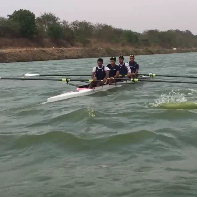 A little bit of a choppy outing with <a href="/tejashs2/">TEJAS .H.S</a> 🚣🌊
#rowing #crew #oarslave ift.tt/2M4Mlsd