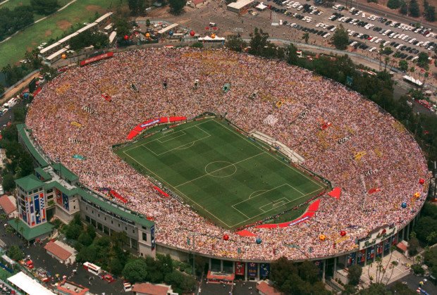 Jadeangelina83's tweet photo. Le 11 août 1984 il y a 34 ans l'équipe de 🇫🇷 était championne olympique face au 🇧🇷 devant 100 000 spectateurs au @RoseBowlStadium Pasadena. Dans certains pays une victoire aux JO de ⚽ justifie une 🌟 sur le maillot. Il y avait les marseillais #Zanon #Xuereb #Ayache #Brisson https://t.co/QQBZwzBo8p
