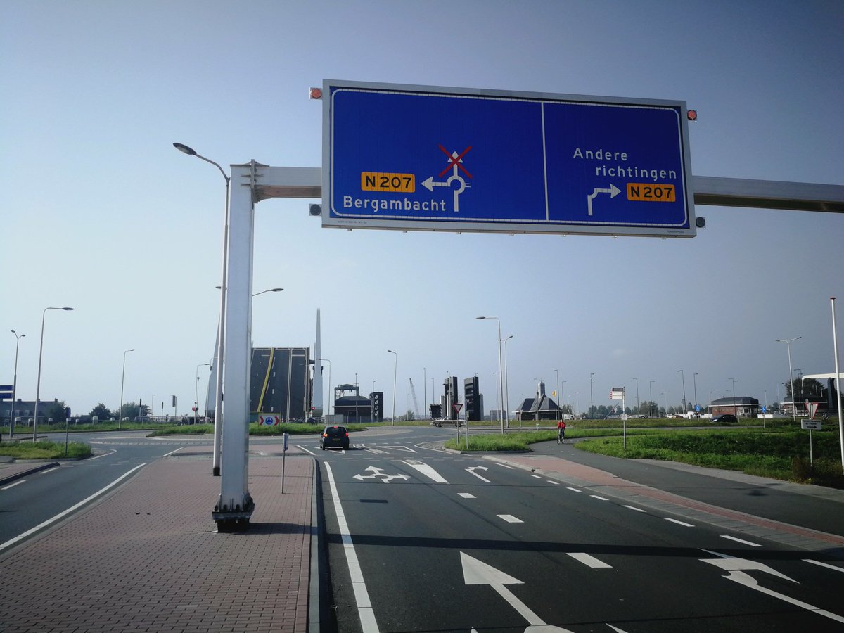 We hebben wat problemen met het  rotatiepaneel Julianasluis gehad. Maar vanaf heden kan het aankomende verkeer vanaf Gouda weer zien welke brug er open is/gaat.