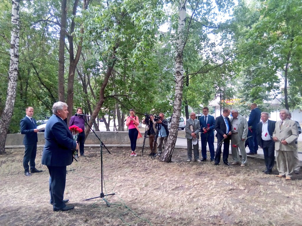 Сегодня открыли мемориальную доску заслуженному строителю России Юрию Павловичу Бондаренко. Его родные, близкие, товарищи почтили его память