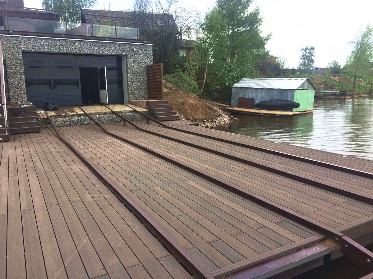 RusDecking's tweet image. Сегодня покажем, насколько доска из #ДПК UnoDeck Eterno компании #RusDecking устойчива к любым условиям!
На Воткинском водохранилище, ПРЯМО НА ВОДЕ, из неё был смонтирован не причал, а ПРИЧАЛИЩЕ 😆😆
Смотрим фото 😏
#ТерраснаяДоска #UnoDeckEterno #ЗаборДПК #ДоскаДПК #РусДекинг