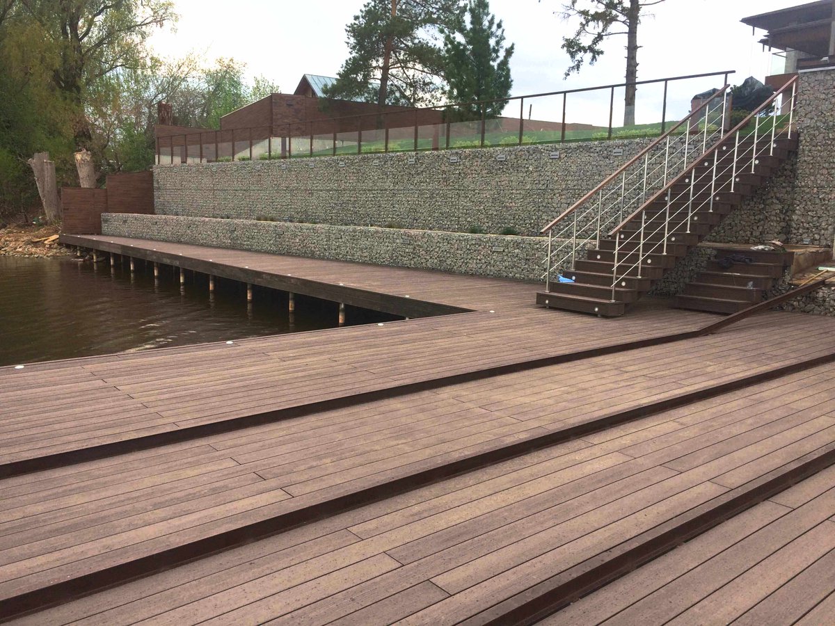 RusDecking's tweet image. Сегодня покажем, насколько доска из #ДПК UnoDeck Eterno компании #RusDecking устойчива к любым условиям!
На Воткинском водохранилище, ПРЯМО НА ВОДЕ, из неё был смонтирован не причал, а ПРИЧАЛИЩЕ 😆😆
Смотрим фото 😏
#ТерраснаяДоска #UnoDeckEterno #ЗаборДПК #ДоскаДПК #РусДекинг
