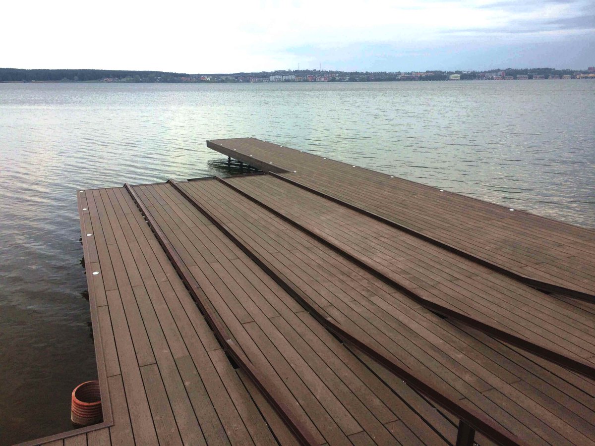 RusDecking's tweet image. Сегодня покажем, насколько доска из #ДПК UnoDeck Eterno компании #RusDecking устойчива к любым условиям!
На Воткинском водохранилище, ПРЯМО НА ВОДЕ, из неё был смонтирован не причал, а ПРИЧАЛИЩЕ 😆😆
Смотрим фото 😏
#ТерраснаяДоска #UnoDeckEterno #ЗаборДПК #ДоскаДПК #РусДекинг