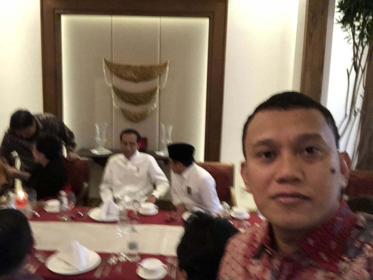 Rapat antara pak <a href="/jokowi/">Joko Widodo</a> dan ketum2 , sekjen partai pendukung memutuskan Prof Dr Kh Ma’ruf amin sebaga calon wapres pak jokowi
