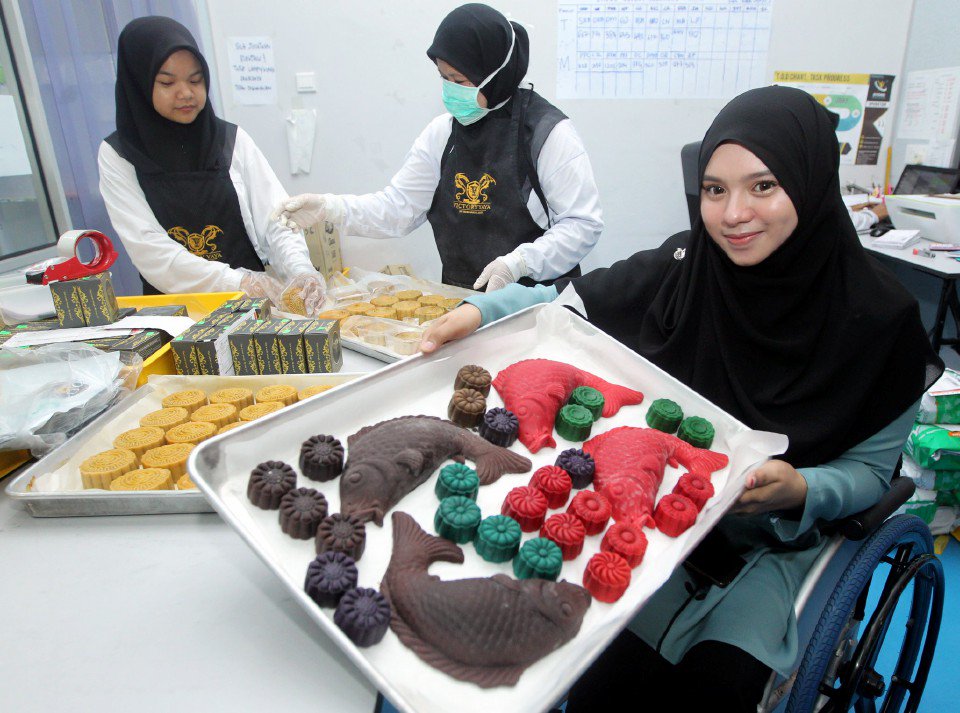 Tahun Baharu Cina: Gadis Melayu OKU CANTIK Terima Tempahan 