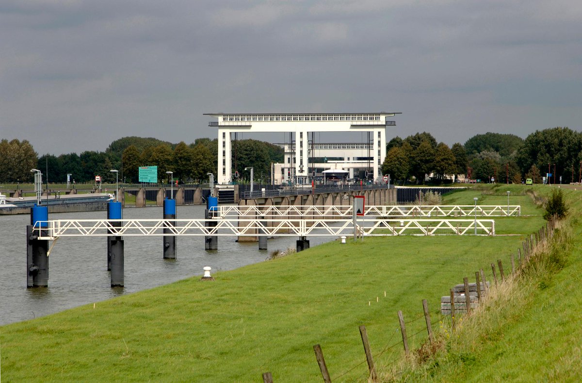 Voor natuur, landbouw, industrie en drinkwater is zoet water cruciaal. De Prinses Irenesluizen bij Wijk bij Duurstede worden ingezet om indringing van zout zeewater (verzilting) tegengegaan. #droogte #watertekort💧rijksoverheid.nl/onderwerpen/dr…