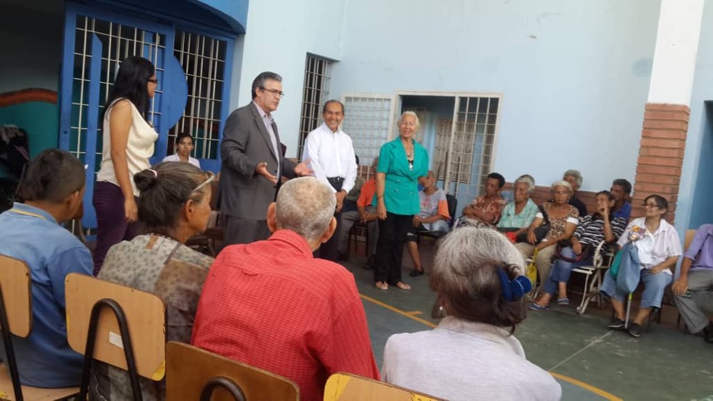 GBZuliaGaita's tweet photo. #9Ago || Desde la Fundación Niños del Sol @ramonsotou secretario del P.P para la Gaita e Identidad Nacional sostuvo 
encuentro con las abuelas y abuelos en conversatorio sobre la gaita tradicional, danza décima, contradanza y vals. #FuturoSeguro #ZuliaMía https://t.co/JpPCDqNeMj