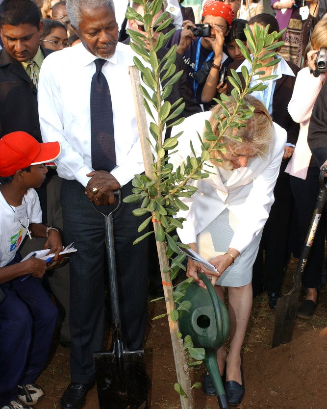 #TBT to 2002: Secretary-General Kofi Annan and Mrs. Nane Annan planting a tree together in #SouthAfrica