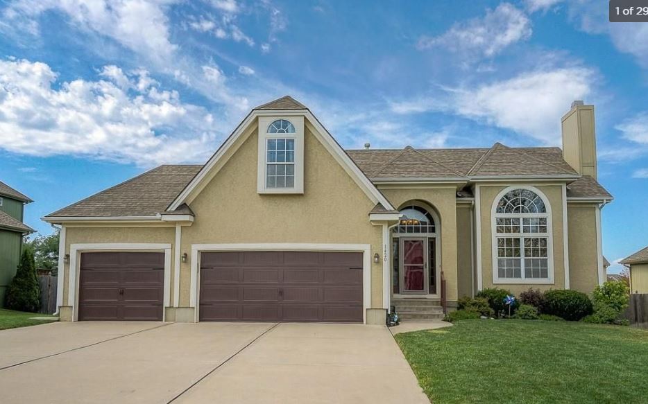 Realtor_YRSTRU's tweet photo. Come see me Sunday 1-3 https://t.co/pKK3C52z4D #openhouse #LeesSummitMO #Homebuyers #Kansascity #realestateagent #realestate https://t.co/cbGXfy8Pqj