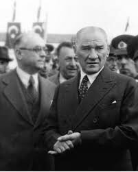 12 Kasım 1933 tarihinde Doğu Türkistan İslam cumhuriyeti ilan ediliyor ve ilk tanıyan ülke ise Türkiye oluyordu. 
Bunun üzerine Doğu Türkistan İslam Cumhuriyeti dışişleri bakanı Hindistan üzerinden Ankara'ya bir telgraf çekiyor;

"Gök bayraktan, Al bayrağa selam olsun!"