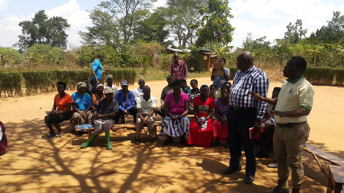 min_waterUg's tweet photo. #MWEworks:"It's impressive how you have maintained the facilities offered to you and we encourage you to keep up the good work." Assistant Commissioner Water For Production Dept, @min_waterUg Eng. Gilbert Kimanzi thanks the community in Mubende district. @alfayole @adaptationfund https://t.co/opGkmuyoCK