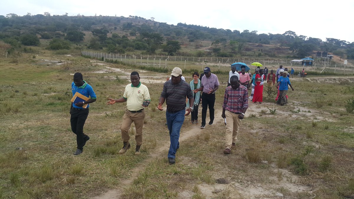 min_waterUg's tweet photo. #MWEworks:"It's impressive how you have maintained the facilities offered to you and we encourage you to keep up the good work." Assistant Commissioner Water For Production Dept, @min_waterUg Eng. Gilbert Kimanzi thanks the community in Mubende district. @alfayole @adaptationfund https://t.co/opGkmuyoCK