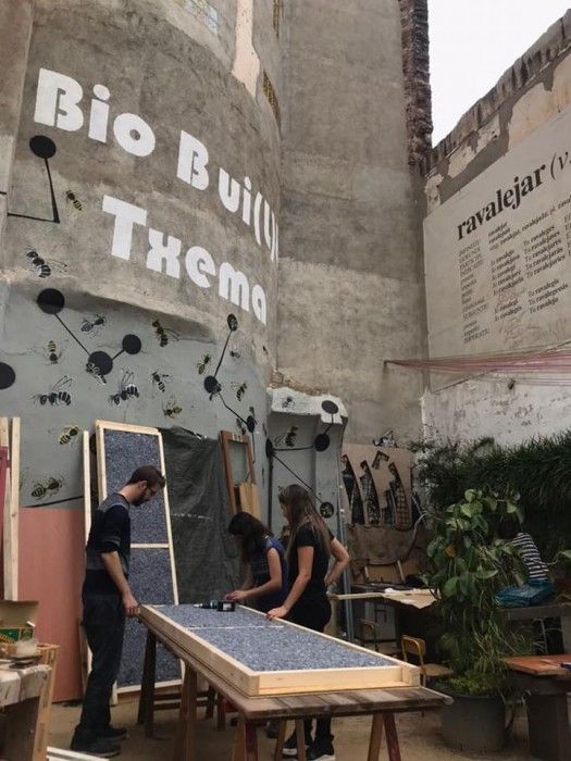 BAMconf's tweet photo. Si vols col·laborar en les jornades de treball per traslladar l' #EspaiTxema #biobuilt del #Raval al #Poblenou i reconstruir-lo al @connecthort sota criteris de #bioconstruccio, envia'ns mail a info@bamconf.org.

Seguim en campanya a @goteofunding 👉https://t.co/0SaYUiY2RB https://t.co/oZSfWtWwJ1