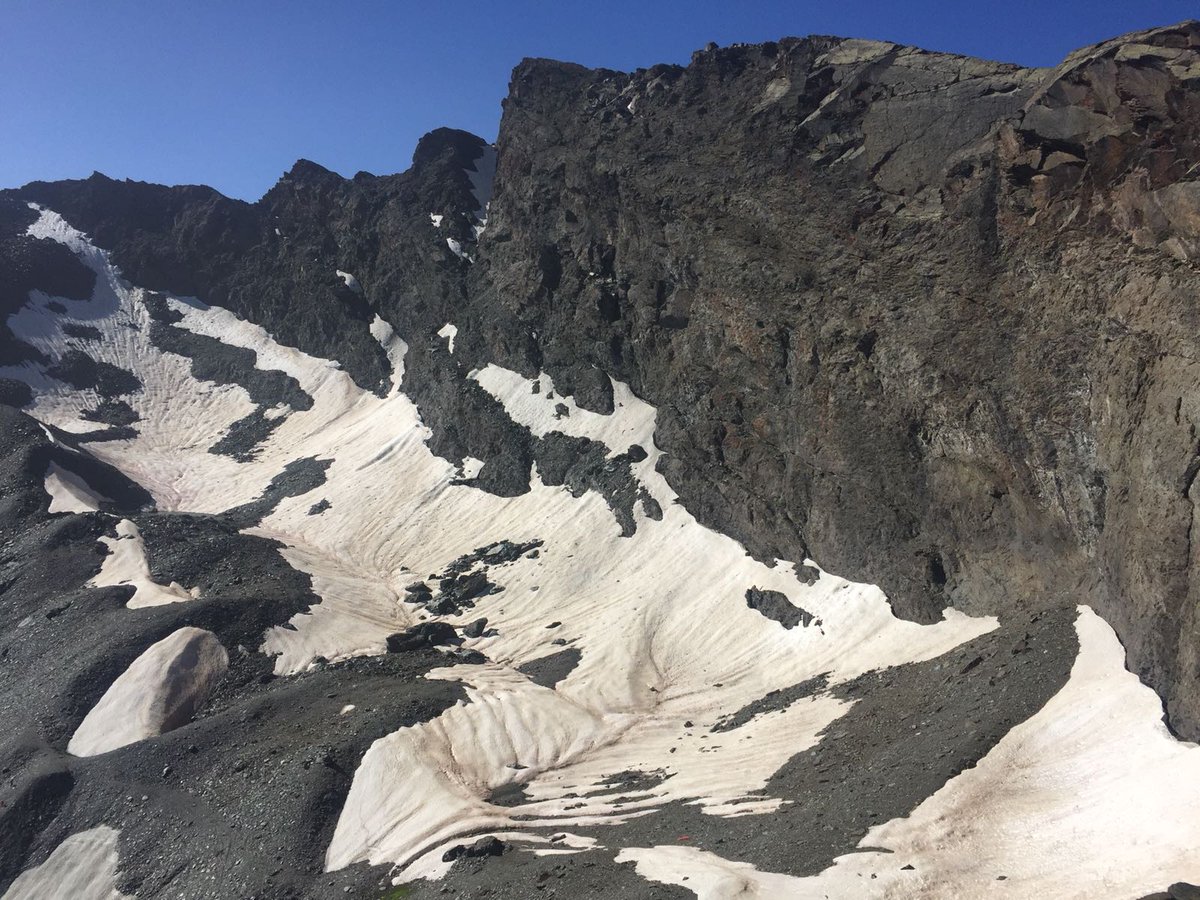 SNevada_Parque's tweet photo. Corral del Veleta. 9 de agosto. #tuitSulayr. Imagen que vale más de 1000 caracteres. Nieves (casi) perpetuas este verano en el circo glaciar. #parquesnacionales https://t.co/zUSaMs9i2A