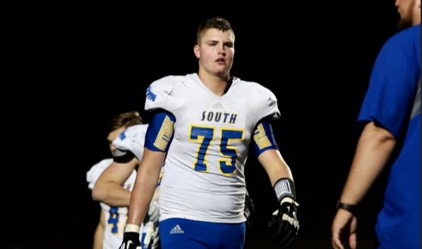 Faces in KS: Tre Eaton of Olathe South is a rising OL prospect at 6'7" and 270-pounds. He gave up zero sacks in 2017 and awaits first FCS/FBS offer. Olathe South also looking for first winning season since 2014 w/ six back on offense and seven on defense  kansas-sports.com/ks/news/?id=10…