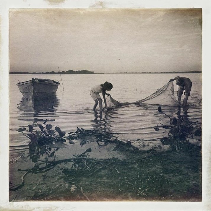 mariaesther_teu's tweet photo. Este #tbt es una imagen del río y su gente, parte del proyecto fotográfico Espinazo de agua #ariverawaytoparaguay de mi amigo querido @marchalo (que ayer estuvo de cumpleaños)
¡Salud,Marce!Por que como el río estamos hechos de tiempo y agua... https://t.co/WLkgwsNzoK