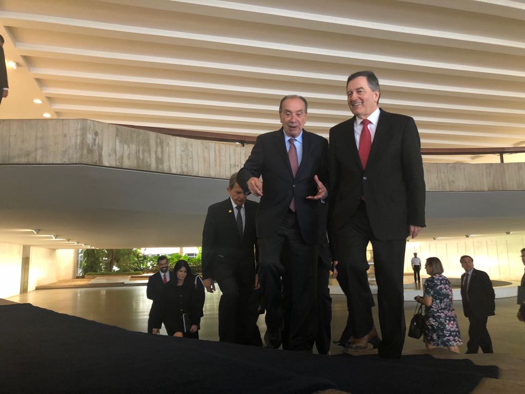 ChileMFA's tweet photo. NOW: FM @robertoampuero arrives at @Itamaraty_EN to participate, together with the Minister of @mindefchile, @albertoespina, in the first meeting of the #ChileBrazil 2+2 Mechanism 🇨🇱🇧🇷 https://t.co/uIX5ADUZKf