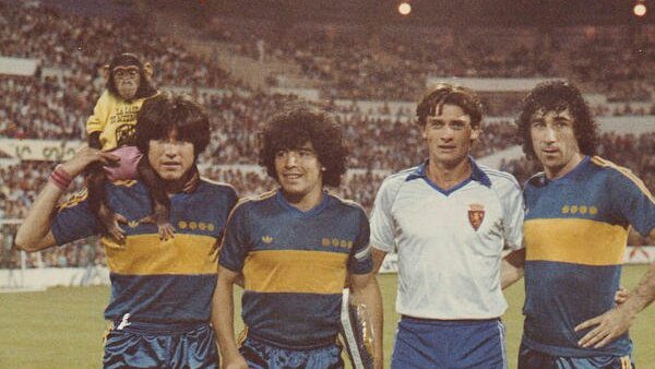 proyectoleones's tweet photo. La Romareda, 3/9/1981.

Real Zaragoza 2 - 0 Boca Juniors.

En imagen, Trobbiani, Maradona, Casuco y el "Chino" Benítez.

Y un mono.

#PostalesProyectoLeones https://t.co/HbuWNBt2mM