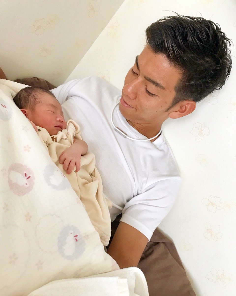 gonzayuma's tweet photo. 昨日リリースがありました通り、第一子の長女が誕生しました👶可愛いです^ ^☆ずっと寝てます！寝る子は育つですね！！父頑張ります💪 https://t.co/ghAMlWeHFn