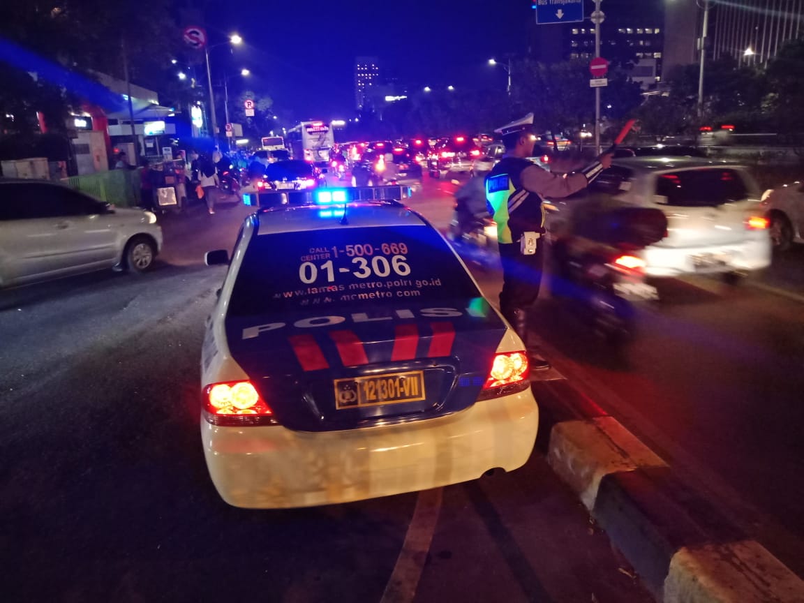 TMCPoldaMetro's tweet photo. 19.09 Arus lalu lintas di sekitaran Slipi Jaya terpantau ramai lancar serta arah sebaliknya https://t.co/SNApViDJES