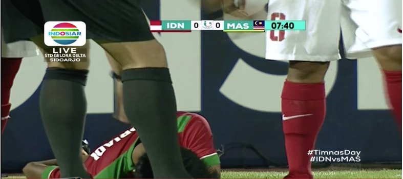 Indosiar's tweet photo. Supriyadi masih terlihat kesakitan setelah berbenturan dengan pemain Malaysia. 

#TimnasDay 
#IDNvsMAS 
#AFFU16Indosiar https://t.co/aQMqRSgXoi