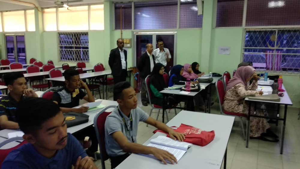 hotenfook's tweet photo. 8/8/2018-Tinjauan secara spontan oleh Tuan Pengarah BPSM, DOA, En Sulaiman Hashim ke Bilik Kuliah, IPSerdang yg kelas Kursus Tamadun Islam utk Program Sijil Pertanian, IPSerdang. Terima kasih atas kunjungan. https://t.co/uC2Y2OD6I2