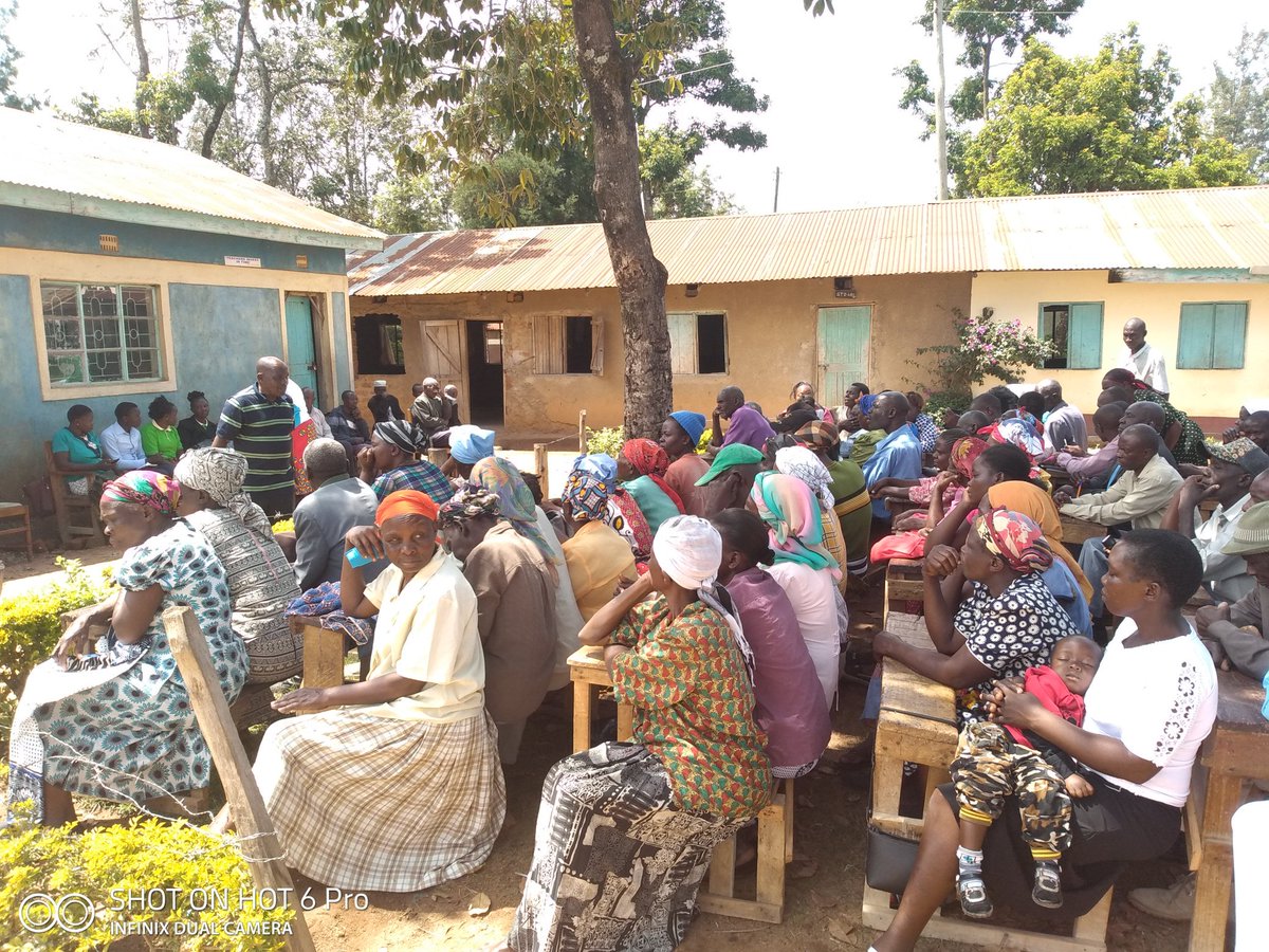 Ms_AgricComm1's tweet photo. Empowering farmers is a great virtue
#Sustainablelandandforestmanagement
#Lurambisensitization #improvinglivelihoods 
#improvedproduction
#increaseincome  @KalroSlm @Ayaga_George @ROPafrica https://t.co/Of4euRz7zm