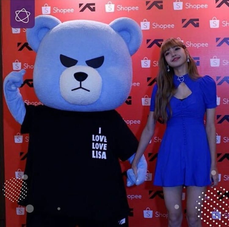 NuiXiuN's tweet photo. นี่คืออะไรคะ!! นังหมีแสดงความเป็นเจ้าของออกสื่อตล๊อดดดดด~ สงสัยกลัวมีคนมาขอไอ้ลูกแต่งงานอีกเป็นแน่!! 5555555555 #LisaShopee #Lisa  #BLACKPINK #KRUNK https://t.co/e7BVTFWiAJ