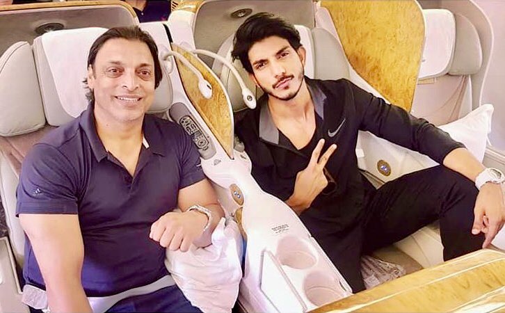 AajEntertains's tweet photo. Travel partner goals!! 🤩✈️💕
#PerfectTravelPartner #Traveldiaries #PakistaniCelebrities #Criketer #Actor #Travelbuddies #ShoaibAkhtar #MohsinAbbasHaider
@mohsinabbaas @shoaib100mph https://t.co/mNJQFikKKB