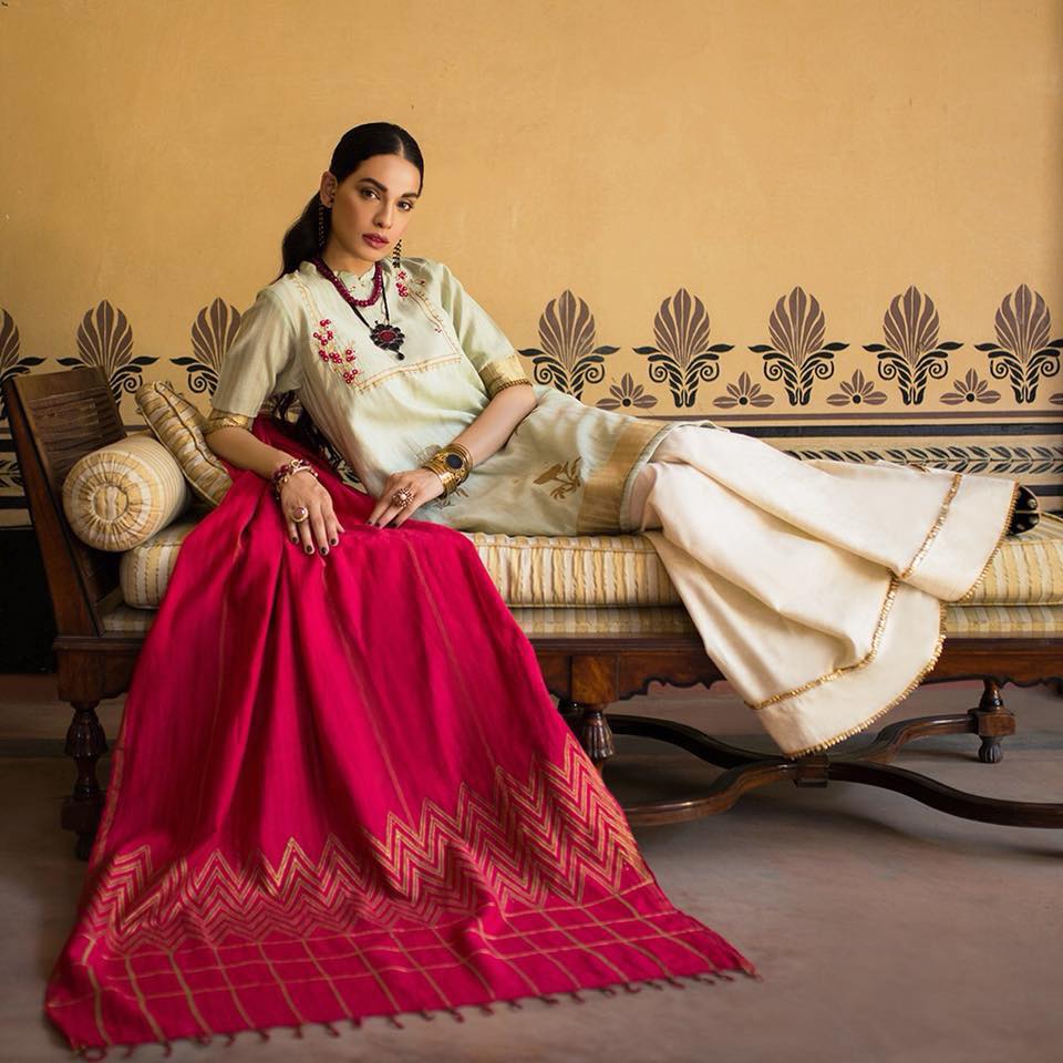 styleglows's tweet photo. Follow @styleglow for fashion alerts. Check Ethnic elegance and indigenous craftsmanship. This #Eid make your look delicately traditional #2018 look! #styleglow #paksitanifashion #paksitanifashionblogger #fashionblogger #fashiontrends #pfw #pfdc #traditional #readytowear https://t.co/M4pPQPyBNU