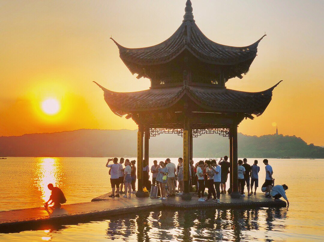 art_seoul's tweet photo. In #Hangzhou for the #Shelovestech competition and was blessed with this divine sunset our first evening here! #hangzhou #china #sunset #westlake #shelovestech #picoftheday #natgeotravelpic #passionpassport #visithangzhou #ihearthangzhou #iartseoul #eventtixt #events https://t.co/SxjoHLsQCx