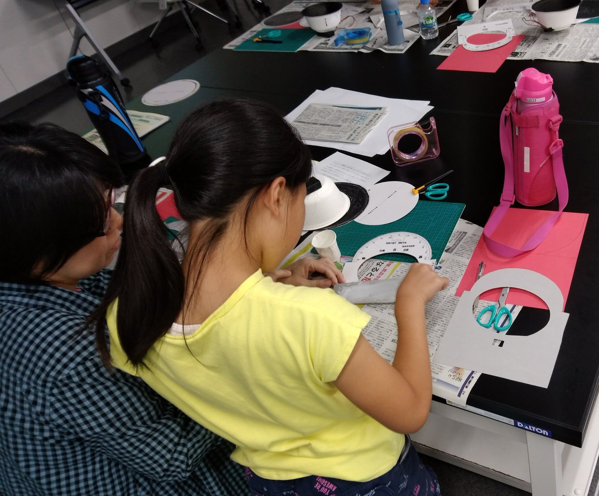 sse_tokai's tweet image. 今日は東海大学湘南キャンパスにてリフレッシュ理科教室を行いました！星座早見盤プラネタリウムの工作をし、参加してくださった皆さんが楽しそうでした！