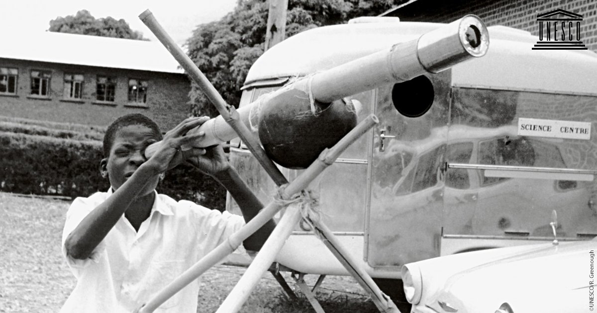UNESCO's tweet image. A boy scans the sky through a home-made telescope in Malawi in 1955.

This was part of a joint @UNESCO / @UNICEF  initiative aimed at training 1500 science teachers for 250 schools in the country.

on.unesco.org/EDhistory #ThrowBackThursday #EducationTransformsLives