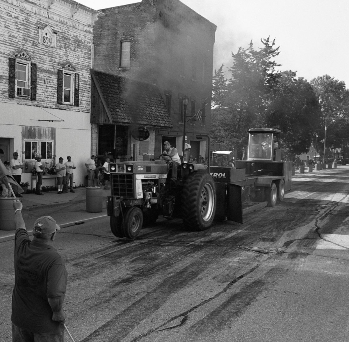 thecraighensel's tweet photo. Heard these guys loud and clear pulling on main street and as I was crushing back back roads in Wisconsin. 
@Kodak #400trix 
Medium Format https://t.co/3dcBpRifH0
