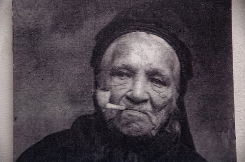 SianEsther's tweet photo. Granny Boswell (c.1817-1909) was thought to be a witch/pellar in Helston, #Cornwall. Born in Ireland, of Romany heritage &amp; moved to Cornwall in the 1860s. Contemporary sources say she was a nuisance to authorities but she has also been described as a white witch
#FolkloreThursday https://t.co/rfOVcaESA5