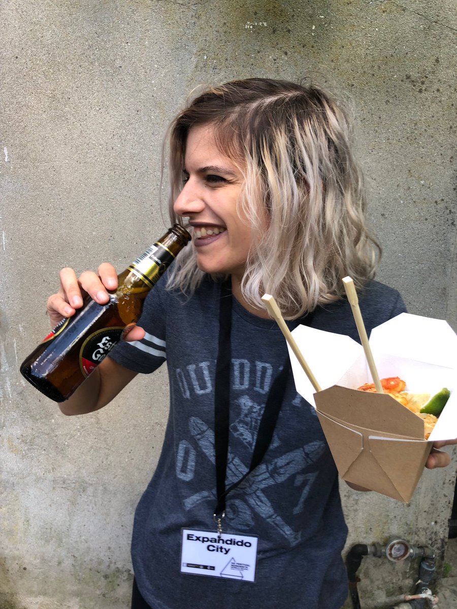 silviafooding's tweet photo. Gluten-free Music Fest vibes 🤘🏻😆
.
#SF #HaveFunKeepFooding #glutenfree #lunchbox #thaifood #padthai #shrimp #peanuts #lunchonthego #wholefoodsplantbased #ricenoodles #beer #estrella #glutenfreebeer @wedokohlanta @estrellagalicia @festivalnoroeste @escuchando_elefantes https://t.co/c3RzhMbFXQ