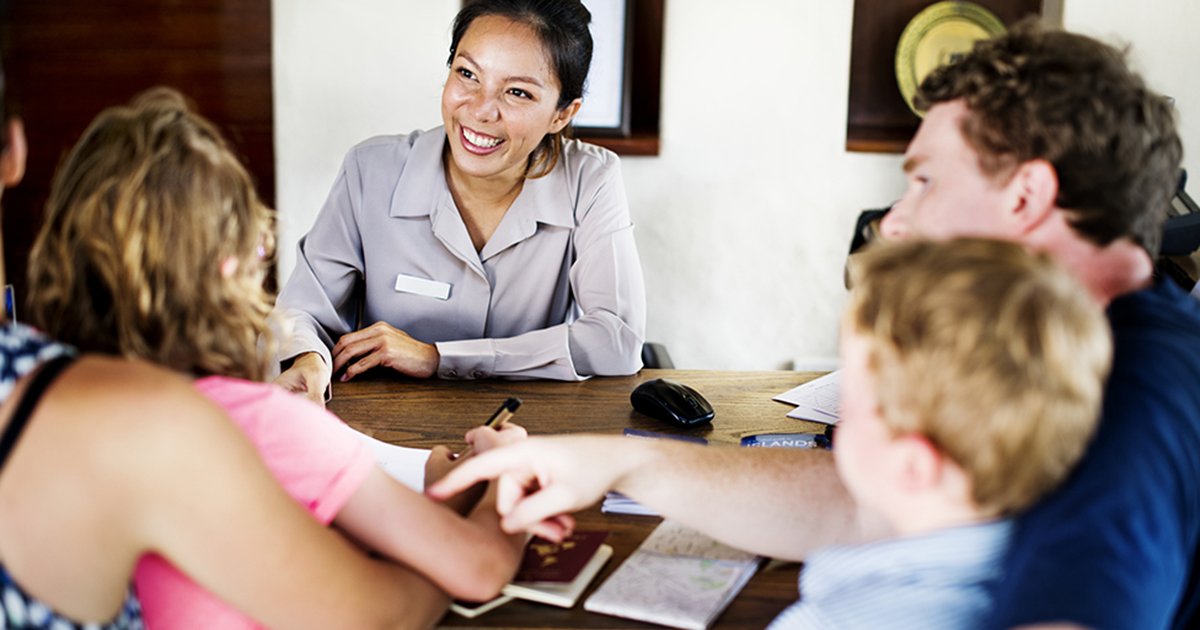 Consumentenbond's tweet image. Op vakantie heeft het hotel of de camping waar je verblijft een registratieplicht. Een kopie van je paspoort of ID-kaart is dan makkelijk maar niet vereist. Vanwege het gevaar van identiteitsfraude is dit zelfs af te raden. Zo verklein je de kans op fraude consumentenbond.nl/accommodatie-b…