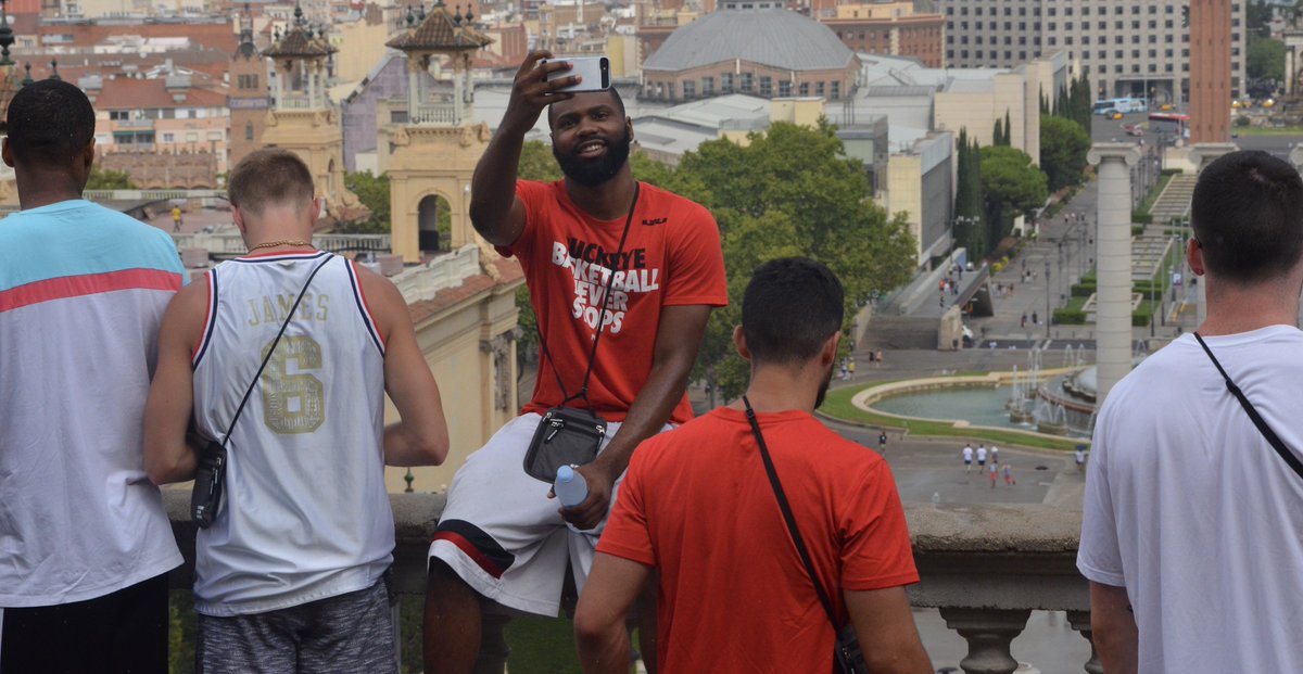 OSUGlobal's tweet photo. 🏀 #BuckeyesAbroad tour Barcelona before the 3rd game of their Spain Summer Tour. The @OhioStateHoops Buckeyes take on the Catalan All-Stars at 7 p.m. local, 1 p.m. ET Thursday. 🇪🇸 #GoBucks #VamosBucks @OhioStAthletics https://t.co/SLLbCeYcWw
