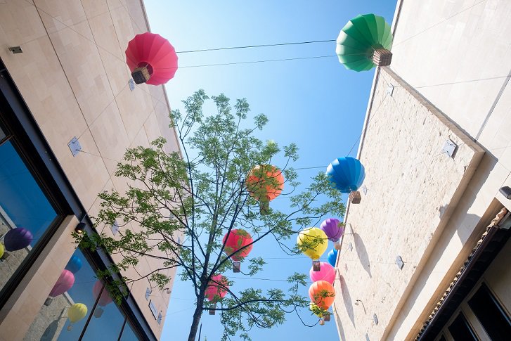 CabotCircus's tweet photo. It's the start of the @balloonfiesta today so we thought we'd share some snaps of our own #balloons in celebration!🎈💫 #BalloonFiesta #Bristol https://t.co/Pc99fZ46Wp