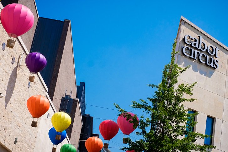 CabotCircus's tweet photo. It's the start of the @balloonfiesta today so we thought we'd share some snaps of our own #balloons in celebration!🎈💫 #BalloonFiesta #Bristol https://t.co/Pc99fZ46Wp