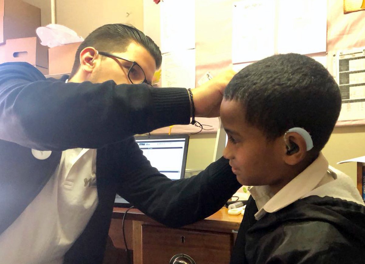 GEERS-Pädakustiker Michael Kremers war im Juli Teil des <a href="/hear_the_world/">Hear the World</a> Helferteams ins Südafrika. Insgesamt versorgte das Team 86 Kinder des <a href="/Carel_du_Toit/">Carel du Toit Centre</a> mit Hörgeräten und sorgte für strahlende Gesichter #heartheworld #hörakustik #pädakustik #geers #helfen #charity #kapstadt