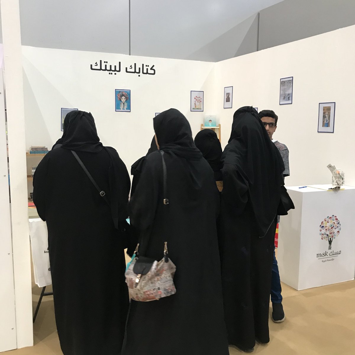 ketabk_2's tweet photo. وفرنا كتبا جديدة 😍 ، تلتقوا بها الليلة في جناحنا في #حكايا_مسك الرياض https://t.co/mxCZbCavGe